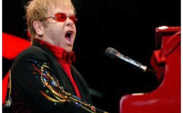 Элтон Джон здоров и едет в Киев