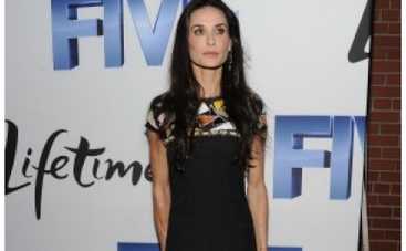 Истощенная Деми Мур из-за болезни похудела до детского размера