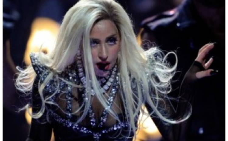 У Lady Gaga фаллос вместо микрофона
