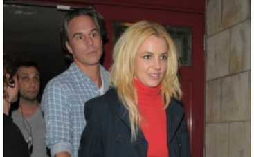 Бритни Спирс выбрала ужасный наряд для похода в театр