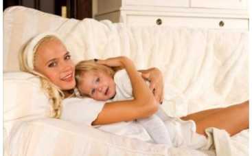 Маленькая дочь Глюкозы попробовала управлять самолетом