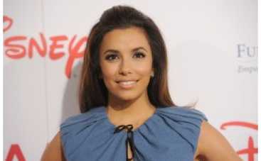 Ева Лонгория показала, что у нее под юбкой