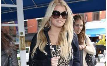 Беременная Джессика Симпсон ест дыню с солью