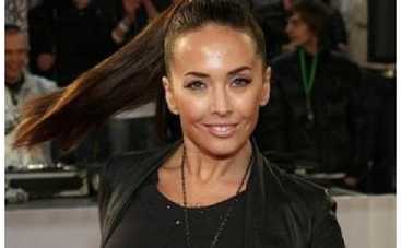 Жанна Фриске вышла на сцену в платье с глубоким декольте