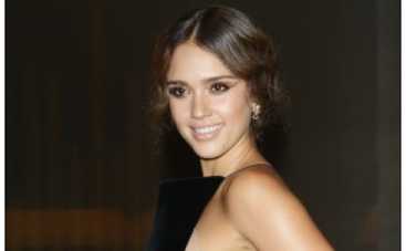 Джессика Альба показала свою фигуру после родов