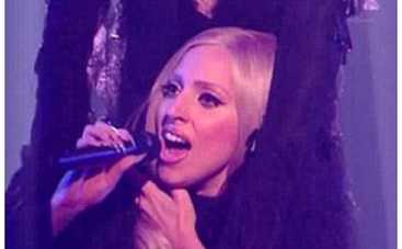 Lady Gaga вышла на сцену "без головы"