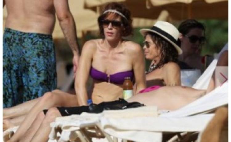 63-летний Стив Тайлер из Aerosmith зажигает со своей подружкой на пляже