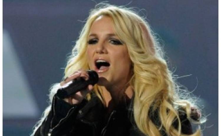 Скандал: Фанат покусал Бритни Спирс прямо на сцене