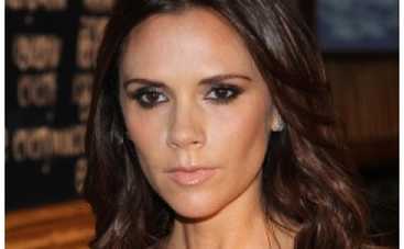 Виктория Бэкхем подбирает одежду дочери под цвет своего маникюра