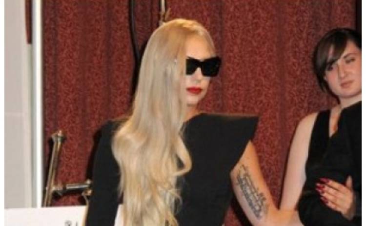 Lady Gaga  в очередном сумасшедшем наряде