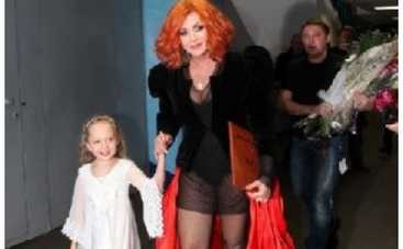 Кто из звезд показал нижнее белье на Песне года