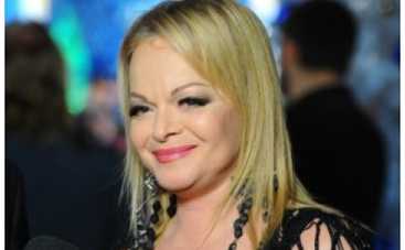 Долина поразила общественность глубоким декольте