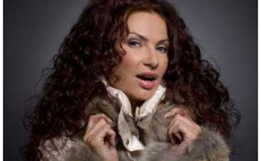 Беременная Эвелина Бледанс обратилась к пластическому хирургу