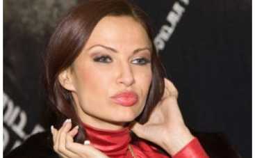 Беременная Эвелина Бледанс в купальнике