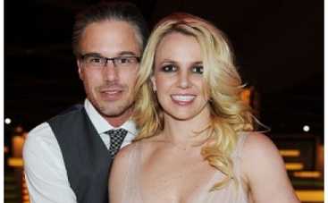 Бритни Спирс похвасталась кольцом в честь помолвки