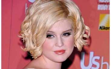 Келли Осборн упала с кровати и сломала руку