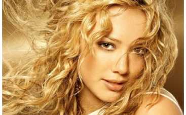 Беременная Хилари Дафф разрисовала свой живот к праздникам