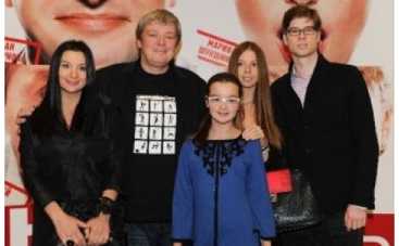 Дочь актеров Стриженовых вышла  в свет с женихом