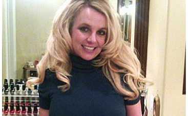 Бритни Спирс хвастается своим дорогим кольцом