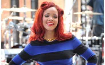 Рианна показала ноги в синяках