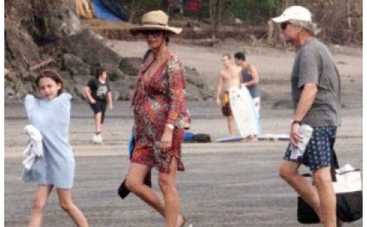 Беременная супруга Майкла Дугласа показала округлившийся живот