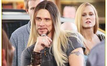 Джим Керри отрастил волосы и сделал татуировки на руках