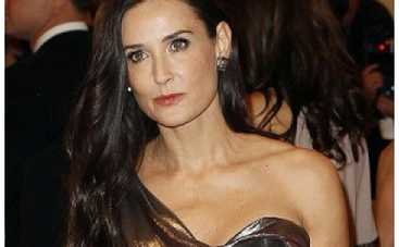 Деми Мур пишет книгу о разводе с Катчером