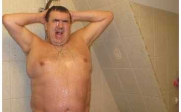 Садальский выложил фото, на которых он с актрисами принимает душ