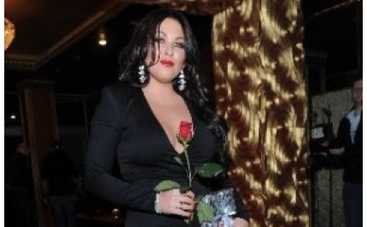 Ирина Дубцова вышла в свет в платье с очень глубоким декольте