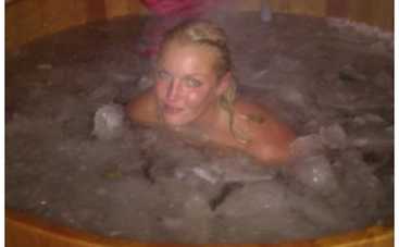 Анастасия Волочкова: пикантное фото в купели