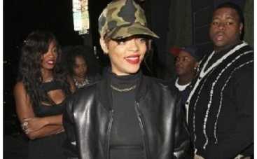 Рианна забыла надеть бюстгальтер