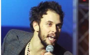 Фаворит Пугачевой впервые после комы вышел на сцену