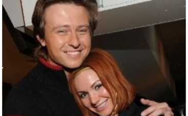 Экс-участник Фабрики звезд вывел в свет беременную подругу