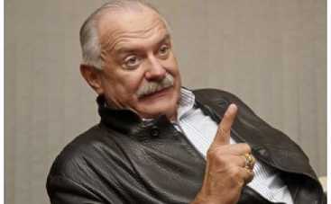 Никита Михалков поцеловал знаменитого боксера