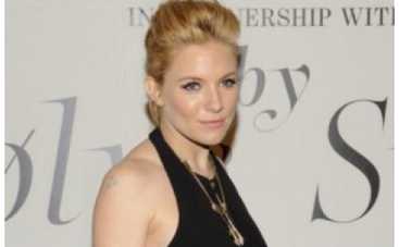 Актриса Сиенна Миллер продемонстрировала беременный животик