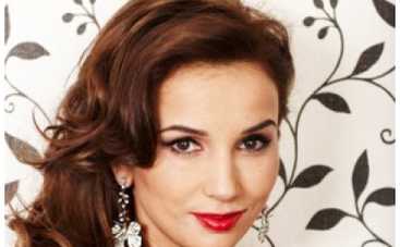 Анфиса Чехова показалась на публике с округлившимся животиком