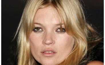 СМИ: У Кейт Мосс парализовало правую руку