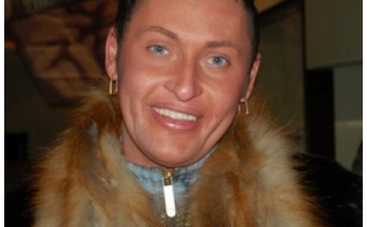 Шура вышел на сцену в женском платье