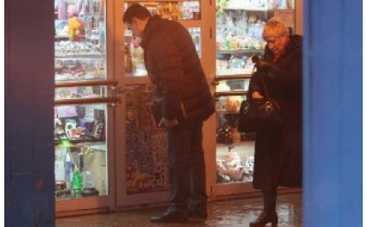 Дмитрий Дюжев покупает подарки в подземном переходе