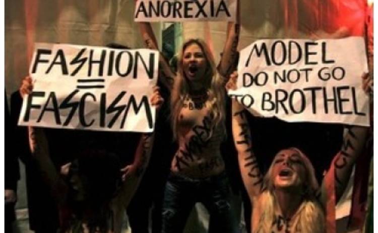 Активистки FEMEN атаковали церемонию открытия показа Versace на Milan Fashion Week