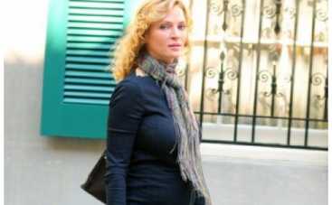 Ума Турман показала округлившийся животик