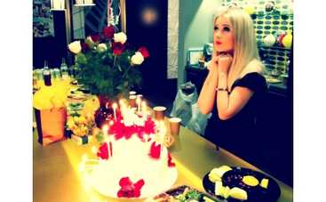 Рэнди Джексон и звезды "American idol" поздравили Мику Ньютон с днем рождения