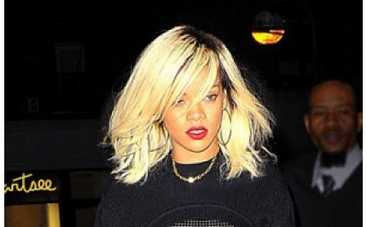 Блондинка Рианна снова эпатирует своим нарядом