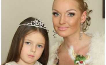 Волочкова оставила 6-летнюю дочь одну в клубе
