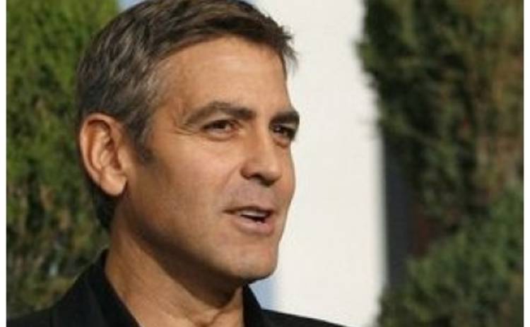 Клуни освободили после уплаты штрафа за нарушения у посольства Судана
