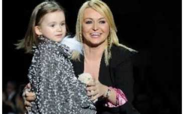 Катя Лель вышла на подиум с 3-летней дочерью