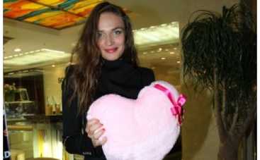 СМИ: Алена Водонаева бросила мужа ради любовника