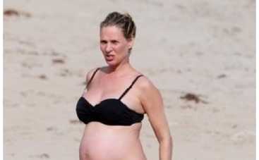 Беременная Ума Турман вышла в купальнике на пляж