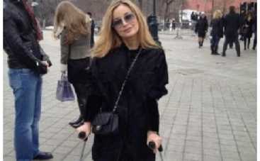 Ольга Орлова вынуждена передвигаться на костылях