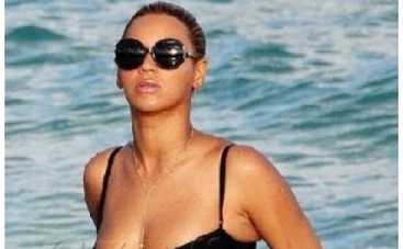 Бейонсе впервые после родов вышла на пляж в купальнике